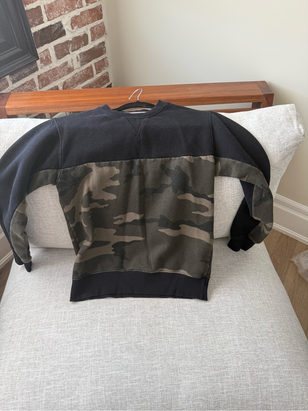 ARITZIA (TNA) Black & Olive Camo women’s Crewneck Sweater - Picture 2 of 6